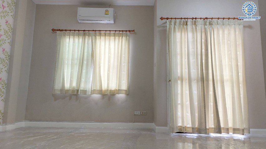 *****ทาวน์เฮ้าส์มือสองกรุงเทพฯ ม.จามจุรีโฮม สุขาภิบาล5 เนื้อที่มากถึง 20 ตร.ว. ฟังก์ชัน 3 ห้องนอน 2 ห้องน้ำ 2 ที่จอดรถ บ้านรีโนเวทใหม่ทั้งหลัง แถมฟรี! 2 เครื่องปรับอากาศ, 1 เครื่องทำน้ำอุ่น บนทำเลเชื่อมต่อถ.รามอินทรา ถ.สายไหม และถ.พหลโยธิน ใกล้รถไฟฟ้าสายสีเขียว "สถานีพหลโยธิน 59" และทางด่วน "รามอินทรา"